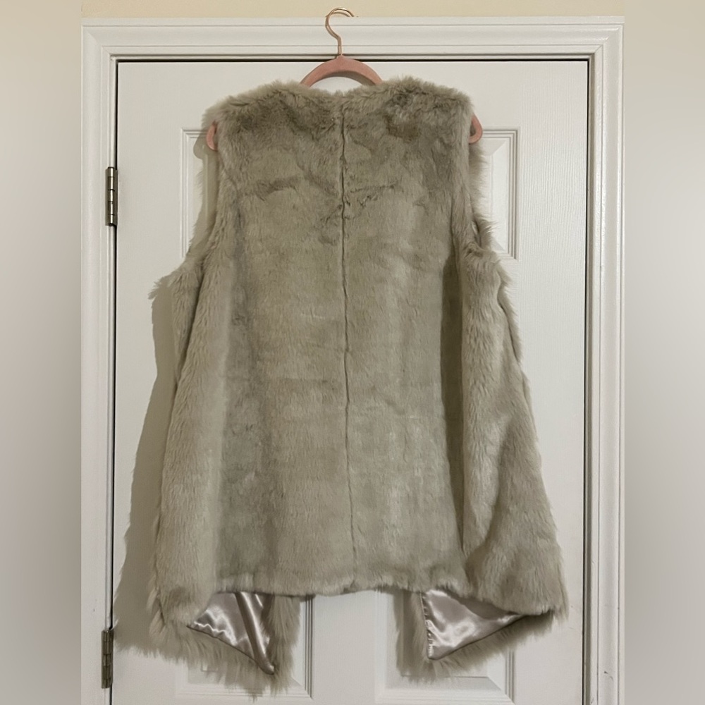 Marc New York Andre Marc- Faux Fur Vest - Picture 3 of 3